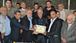 اللواء صبحي أبو عرب يسلم شهادة التقدير الأستاذ ظافر الخطيب