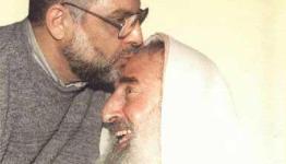 الرنتيسي يقبل رأس الشيخ أحمد ياسين