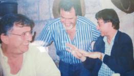 محمود درويش (يمين) وسميح القاسم (يسار) من أعلام الشعر الفلسطيني المعاصر 