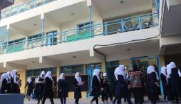 توزيع حقائب مدرسة للطالبات النازحات في "عين الحلوة"
