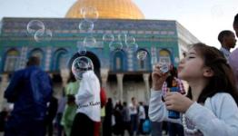 عشرات الآلاف يؤدون صلاة العيد في المسجد الأقصى