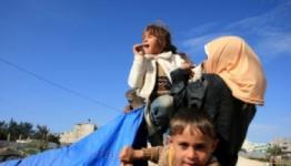 عائلة فلسطينية تعتصم أمام منزلها في اللد