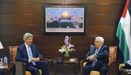 وزير الخارجية الأميركي جون كيري والرئيس الفلسطيني محمود عباس