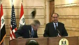 قذف جورج بوش "بفردتي حذاء" في بغداد 