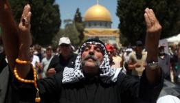 عجوز مقدسي ومن خلفه تظهر قبة الصخرة