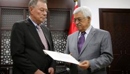 روبرت سيري على اليسار