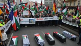 نعوش رمزية لأطفال فلسطينيين قتلهم المستوطنون، خلال الوقفة الاحتجاجية في برلين