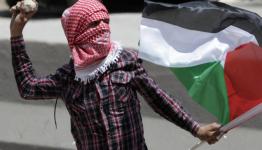 فلسطيني يرشق الحجارة