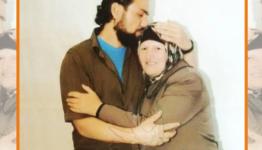 اسير يقبل رأس أمه