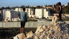 طفلان في أحد المستوطنات