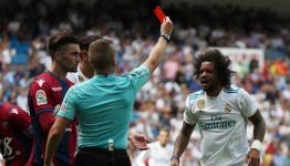 طرد البرازيلي مارسيلو نجم ريال مدريد لاعتدائه على جيفرسون لير