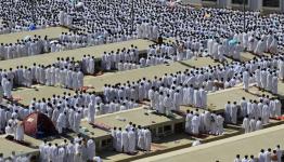 حجاج يؤدون مناسك الحج