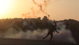 العدو يلقي القنابل المسيلة للدموع في غزة
