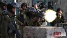 جندي صهيوني يطلق النار تجاه الفلسطينيين