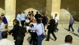 مستوطنون يعتدون على مصلين في المسجد الاقصى