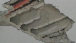 سقف منزل مهدد بالسقوط