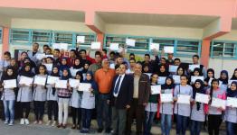 لقطة أثناء توزيع الشهادات التقديرية على الطلاب