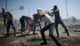 فلسطينيون يرشقون الحجارة