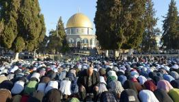 عشرات الآلاف المصلين يزحفون إلى الأقصى