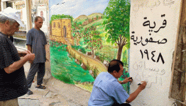 رسم جدارية على أحد جدران مخيم عين الحلوة 