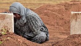 امرأة فلسطينية تبكي أمام ضريح ابنها الشهيد
