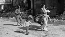 أثناء خروج المواطنين الفلسطينيين من مخيم تل الزعتر