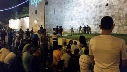 مئات المصلين في باحات المسجد الأقصى