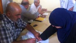 توزيع مساعدات للفلسطينيين النازحين من سوريا