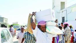 اليمنيون يستلمون المساعدات الإغاثية