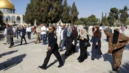 مرابطات الأقصى يتصدون للمستوطنين