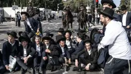 الحريديم يفترشون الأرض في القدس المحتلة