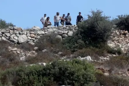 مستوطنون   يقتحمون ديوانا في بيتا جنوب نابلس شمال الضفة الغربية