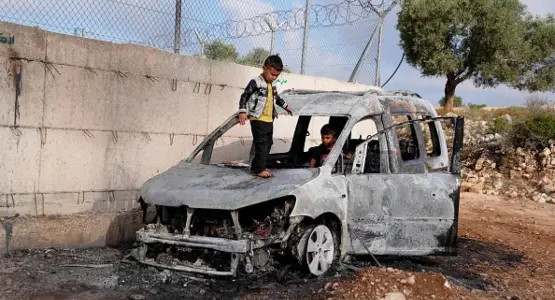 أطفال غزة يلهون بسيارات أحرقها المستوطنون