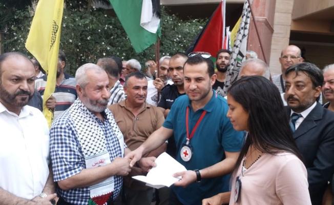 وقفة تضامنية أمام مقر الصليب الأحمر في طرابلس