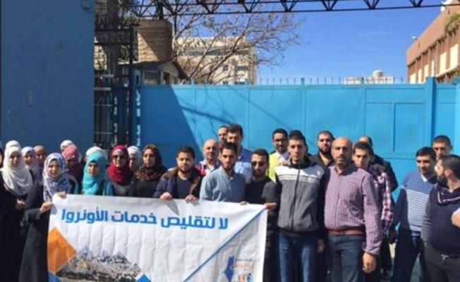 من أمام المقر الرئيسي في بيروت