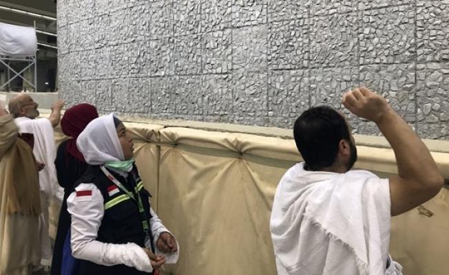 الحجاج يواصلون رمي الجمرات
