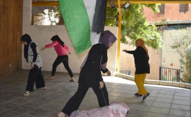 فلسطينيات من برج البراجنة على المسرح
