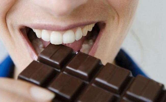 تناول الشوكولاتة الداكنة
