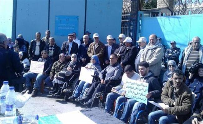 المعوقون أمام مقر الاونروا في صيدا
