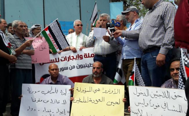 من أمام مكتب الأونروا في بيروت 