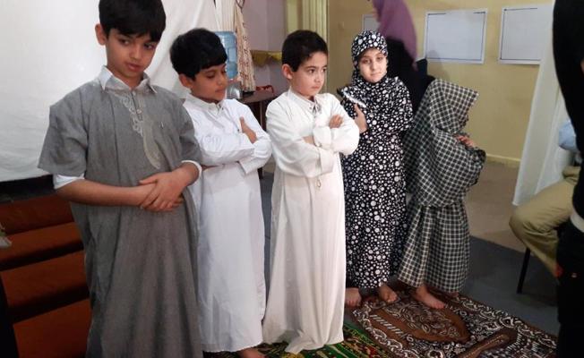 اطفال مركز التوحد يصلون