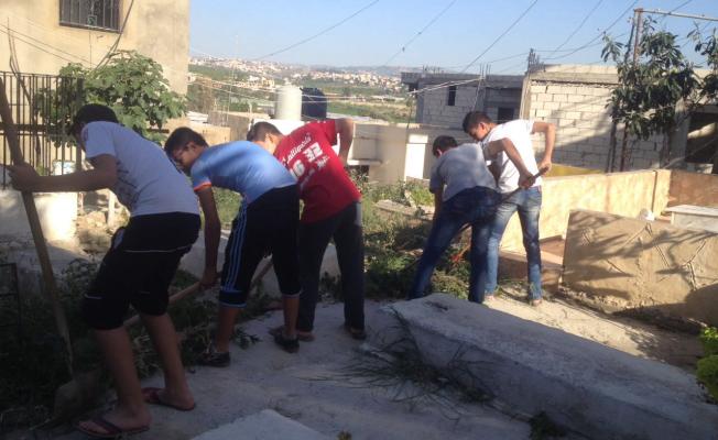 كشافة بيت المقدس تنظف مقبرة الرشيدية القديمة