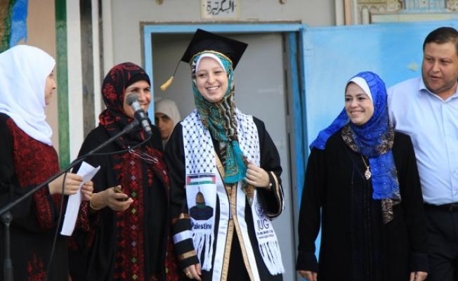 طالبة متفوقة في غزة