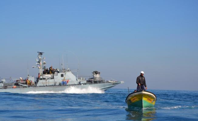 الزوارق الاسرائيلية تلاحق الصيادين في غزة