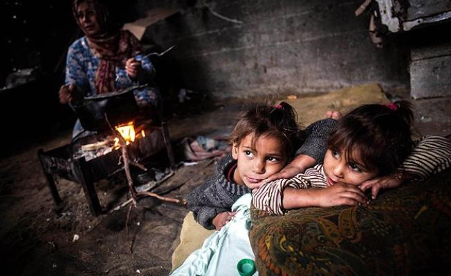 طفلان فلسطينيان نزحا من سوريا الى لبنان