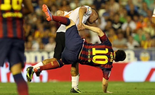سقوط ميسي في مباراة فالنسيا وبرشلونا 