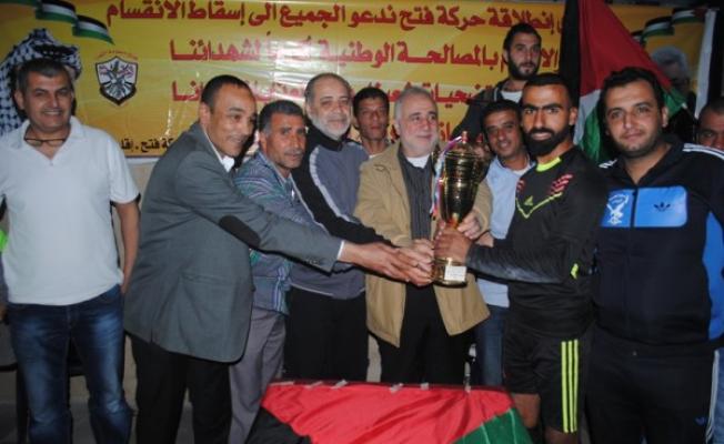 أثناء تسليم الكأس