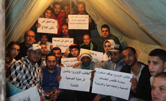 الوفد السويدي وفلسطينيون داخل خيمة الاعتصام