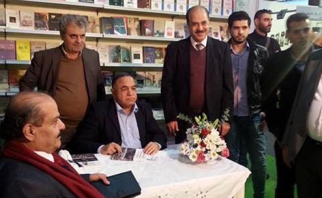 أثناء توقيع الكتاب