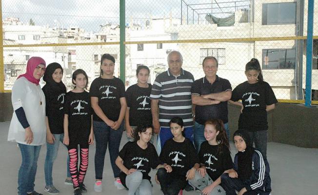 اللاعبات الفلسطينيات ومدربهم
